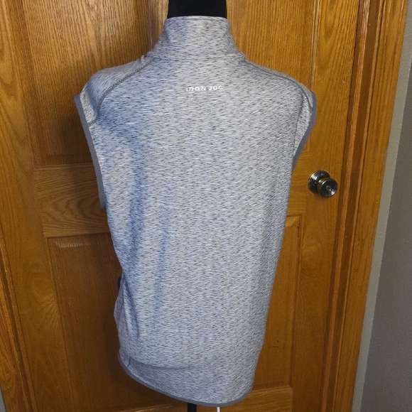 Men's Gray Zip-Up Vest - Picture 3 of 4